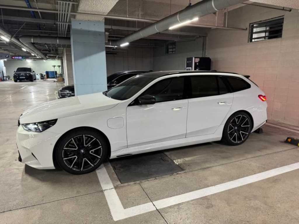 BMW 5시리즈 M5 7세대 4.4 투어링 이미지 2