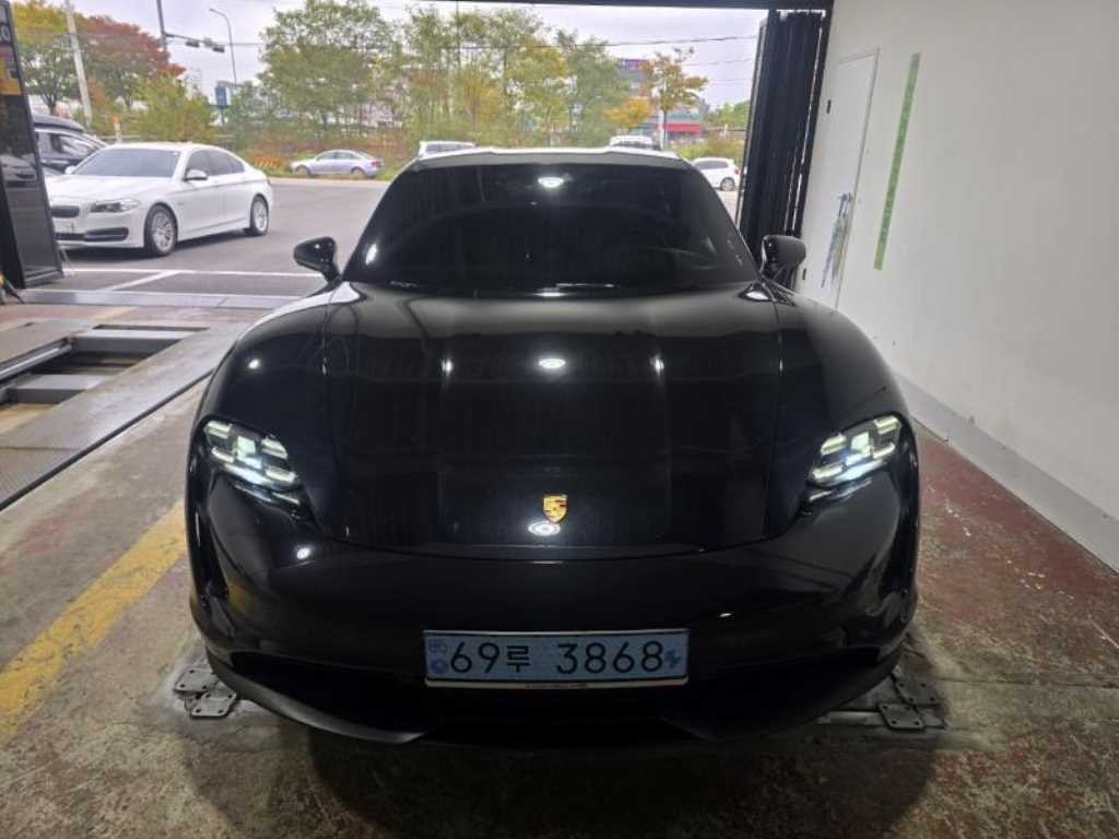 포르쉐 타이칸 베이스 이미지 2