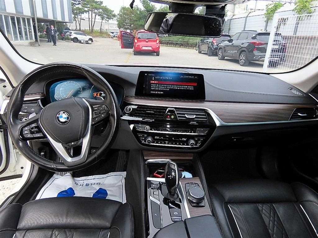 BMW 5시리즈 5시리즈 (G30) 520d M 스포츠 플러스 이미지 7