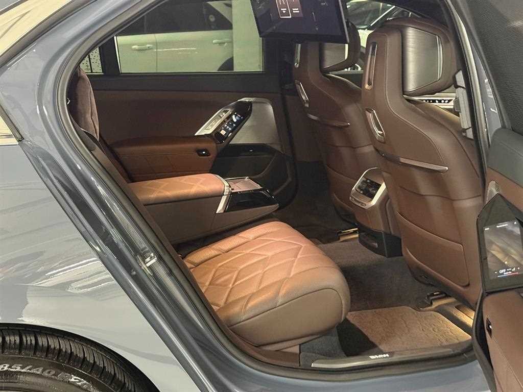 BMW 7시리즈 7시리즈 (G70) 740d xDrive 디자인 퓨어 엑셀런스 이미지 16