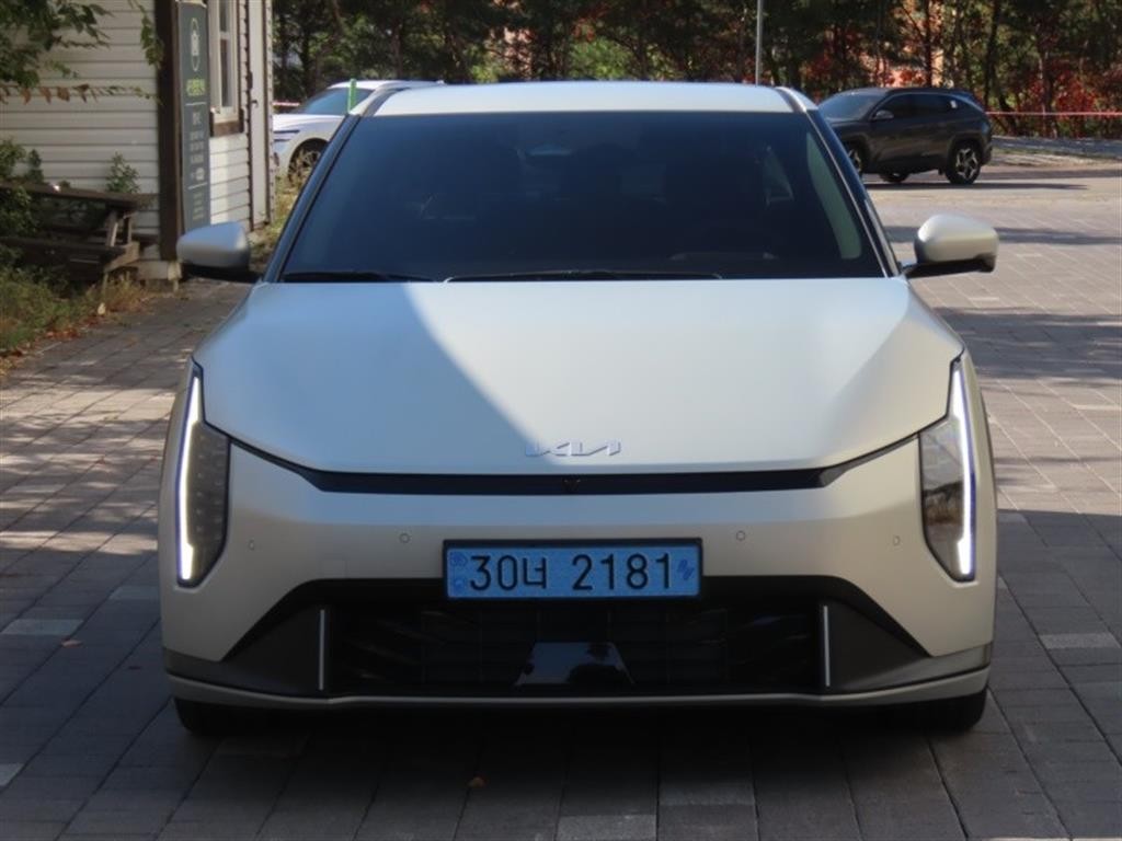 기아 EV4 스탠다드 어스 이미지 1