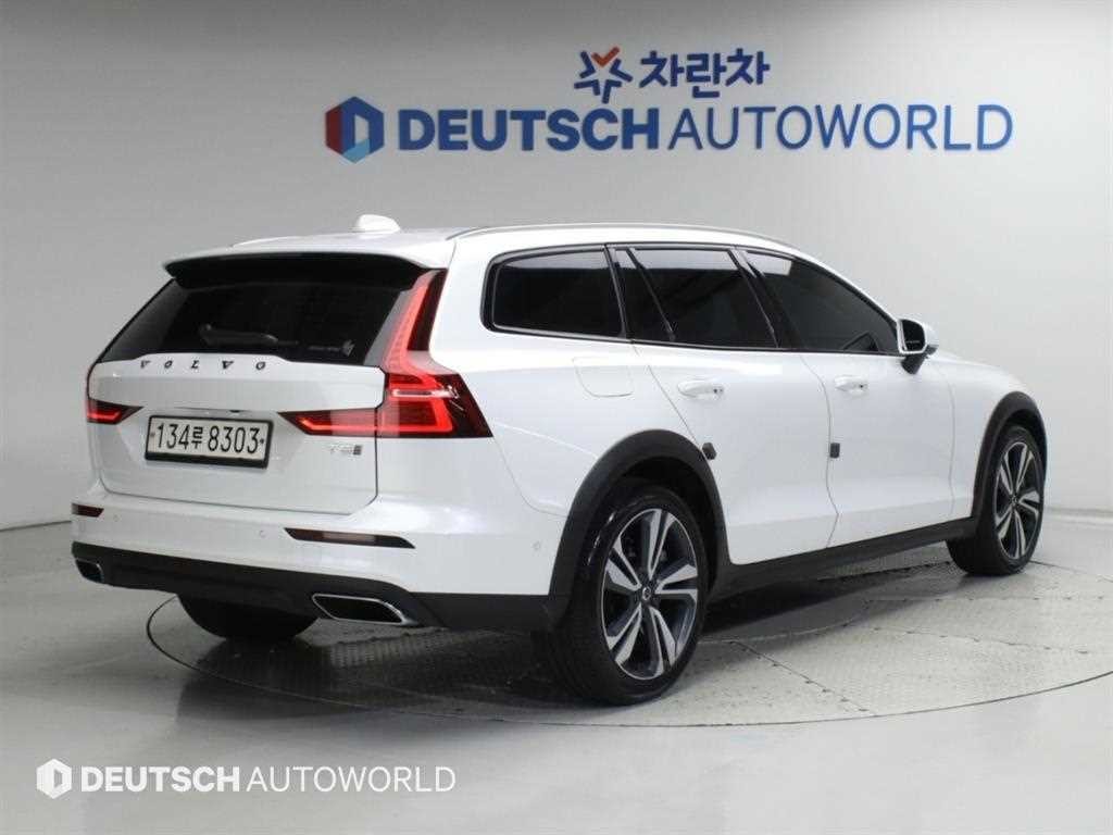 볼보 V60 V60 크로스 컨트리 2세대 2.0 T5 프로 AWD 이미지 2