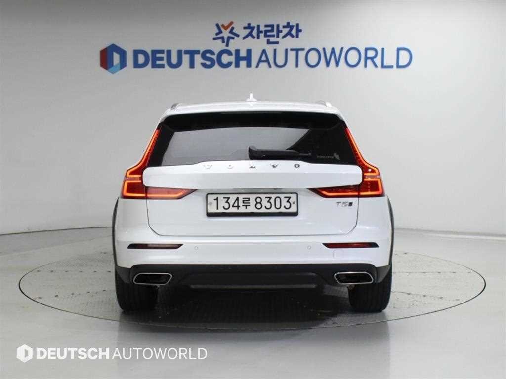 볼보 V60 V60 크로스 컨트리 2세대 2.0 T5 프로 AWD 이미지 4