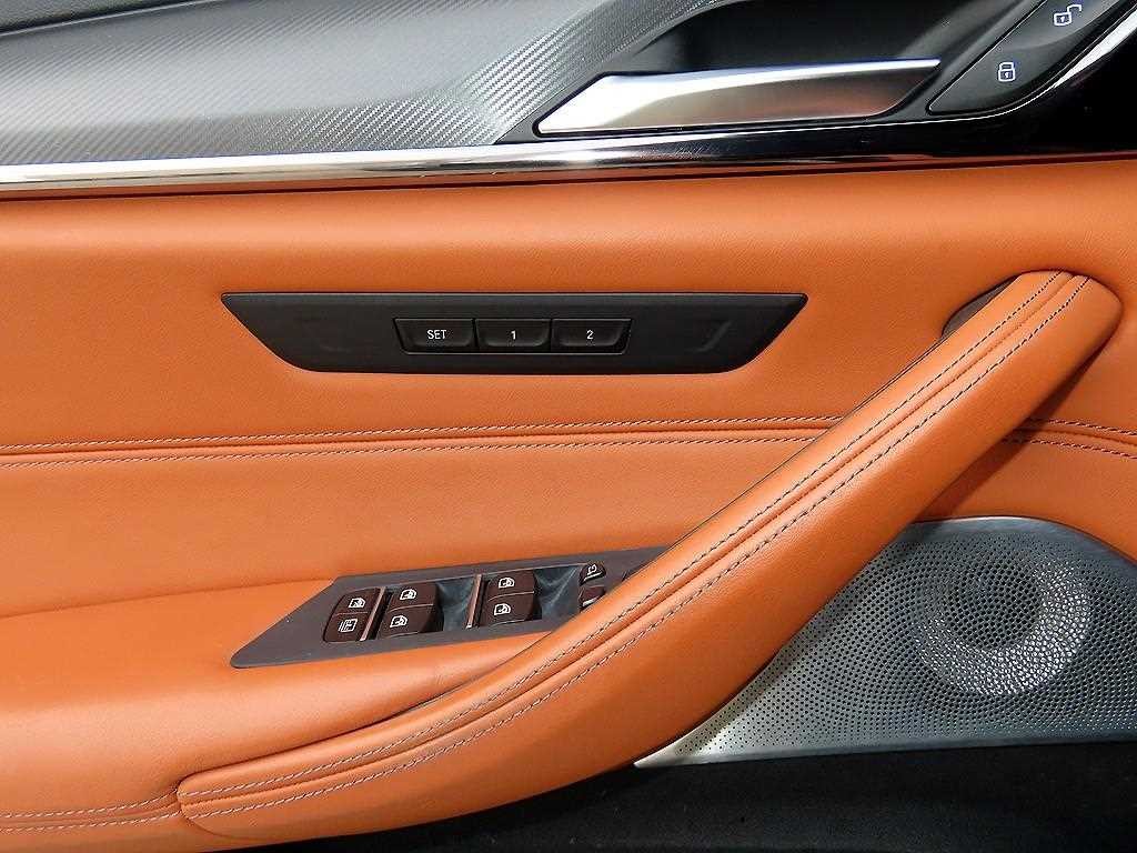 BMW 5시리즈 M5 (F90, F10) M5 세단 컴페티션 에디션 이미지 11