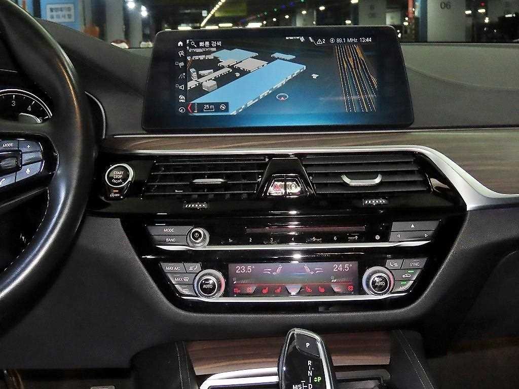 BMW 5시리즈 5시리즈 (G30) 530i xDrive M 스포츠 플러스 이미지 11