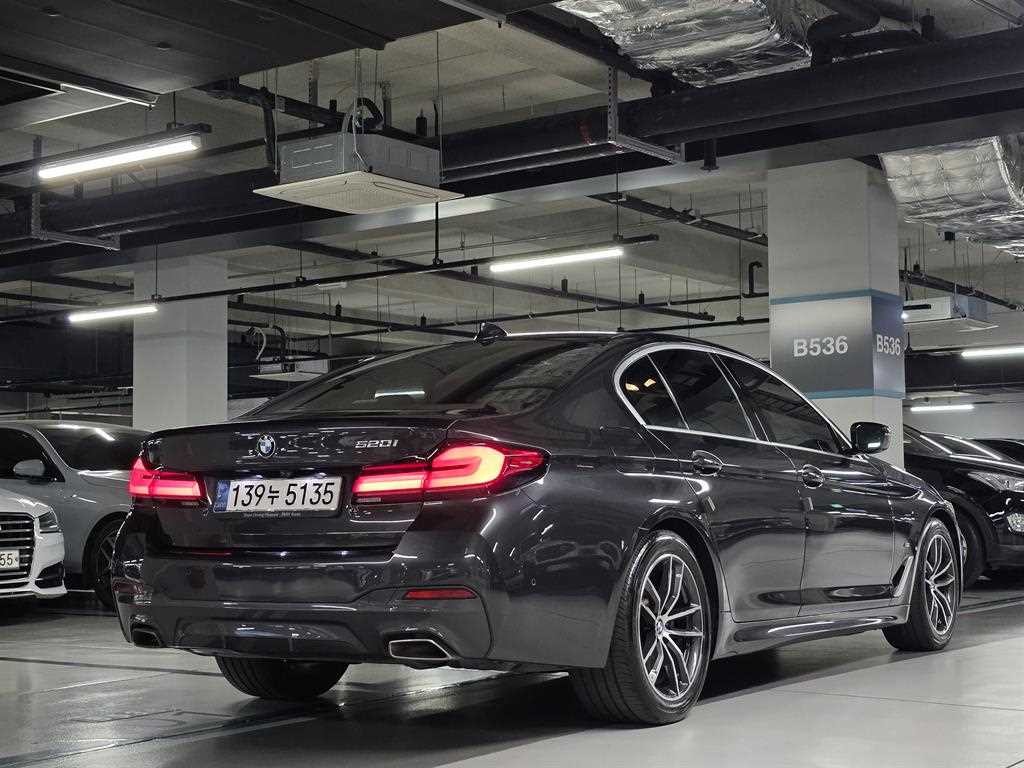 BMW 5시리즈 5시리즈 (G30) 520i M 스포츠 이미지 4