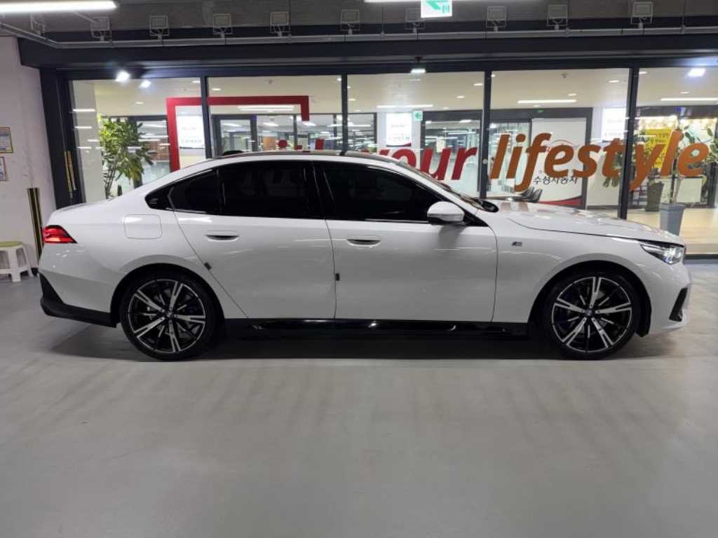 BMW 5시리즈 5시리즈 (G60) 530i xDrive M 스포츠 이미지 3