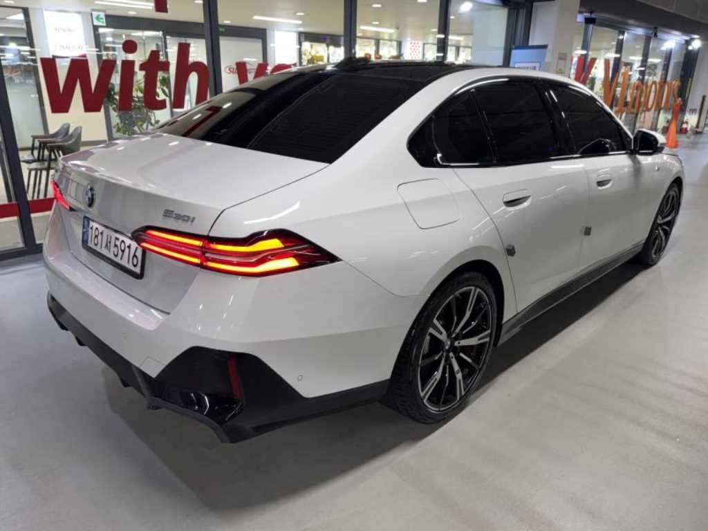 BMW 5시리즈 5시리즈 (G60) 530i xDrive M 스포츠 이미지 4