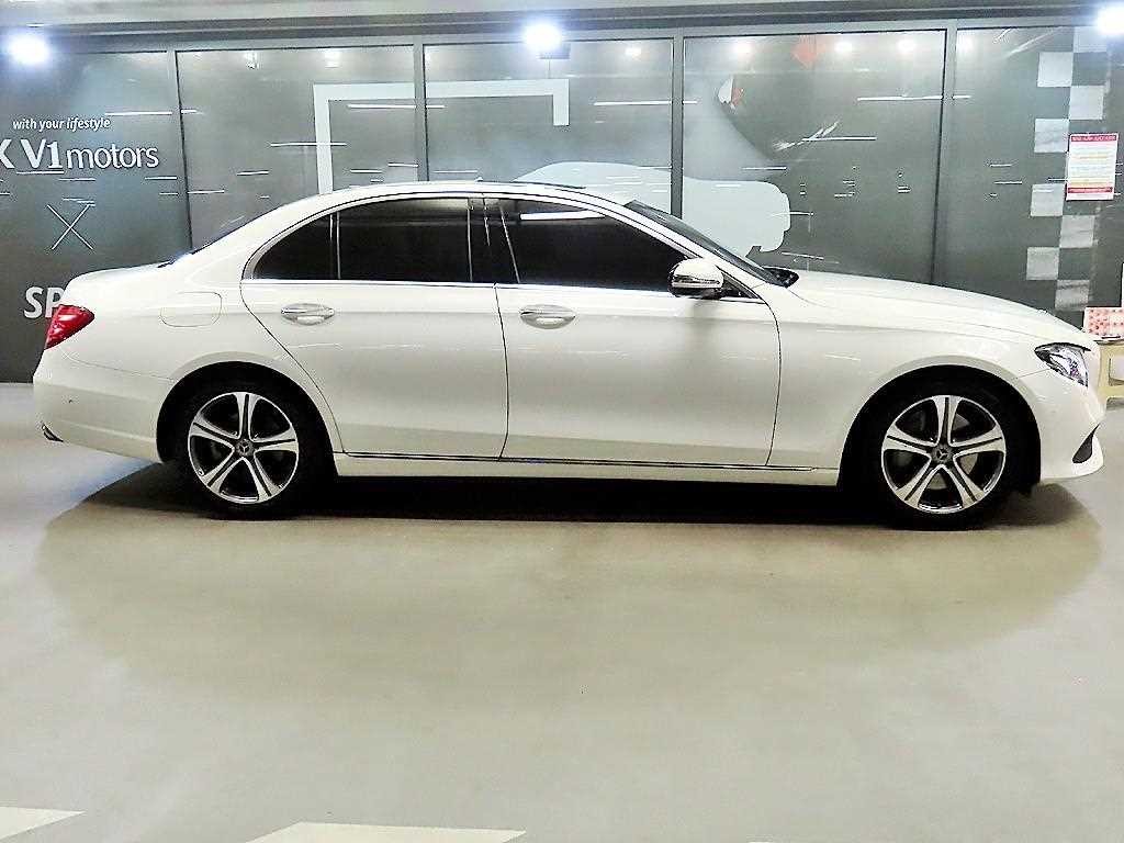 벤츠 E 클래스 E-클래스 W213 E300 아방가르드 이미지 3