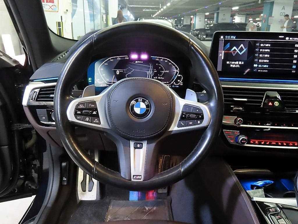 BMW 5시리즈 5시리즈 (G30) 530e M 스포츠 이미지 8