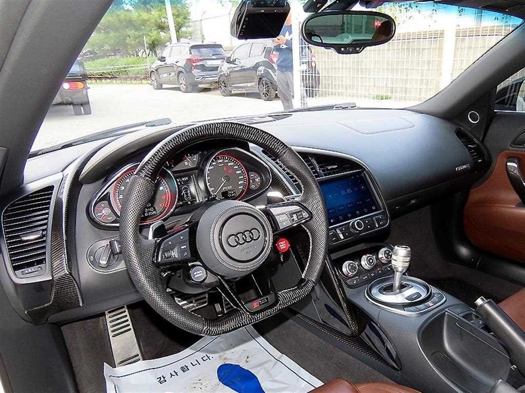아우디 R8 5.2 V10 스파이더 이미지 11