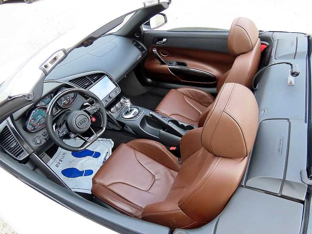 아우디 R8 5.2 V10 스파이더 이미지 9