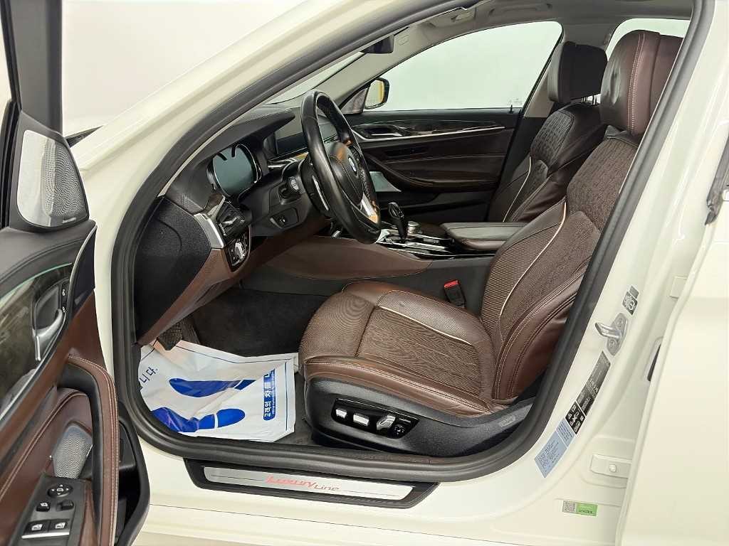 BMW 5시리즈 5시리즈 (G30) 540i xDrive 럭셔리 플러스 이미지 11