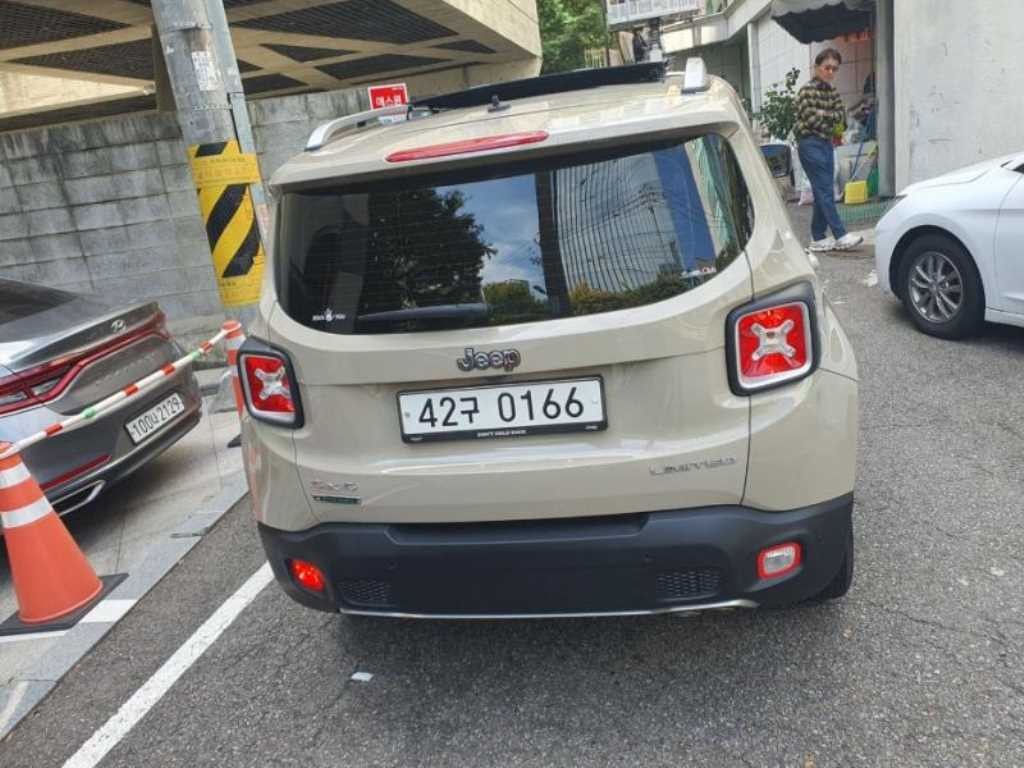 지프 레니게이드 2.0 디젤 리미티드 AWD 이미지 2