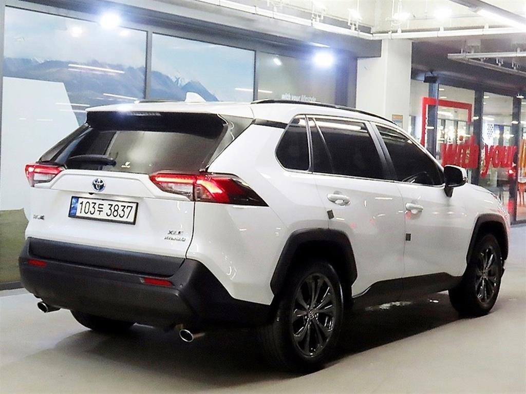 토요타 라브4 RAV4(5세대) 2.5 2WD 하이브리드 XLE 이미지 4