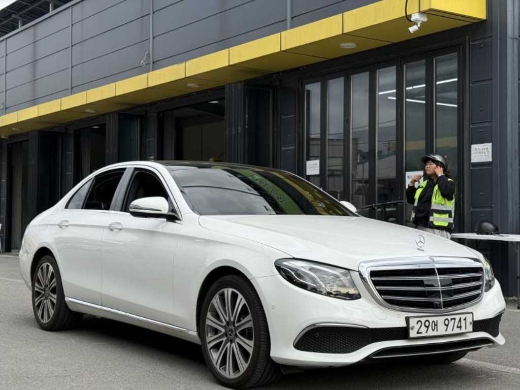 벤츠 E 클래스 E-클래스 W213 E400 4MATIC 익스클루시브 이미지 4