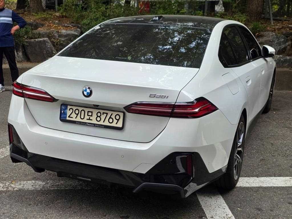 BMW 5시리즈 5시리즈 (G60) 520i M 스포츠 이미지 5