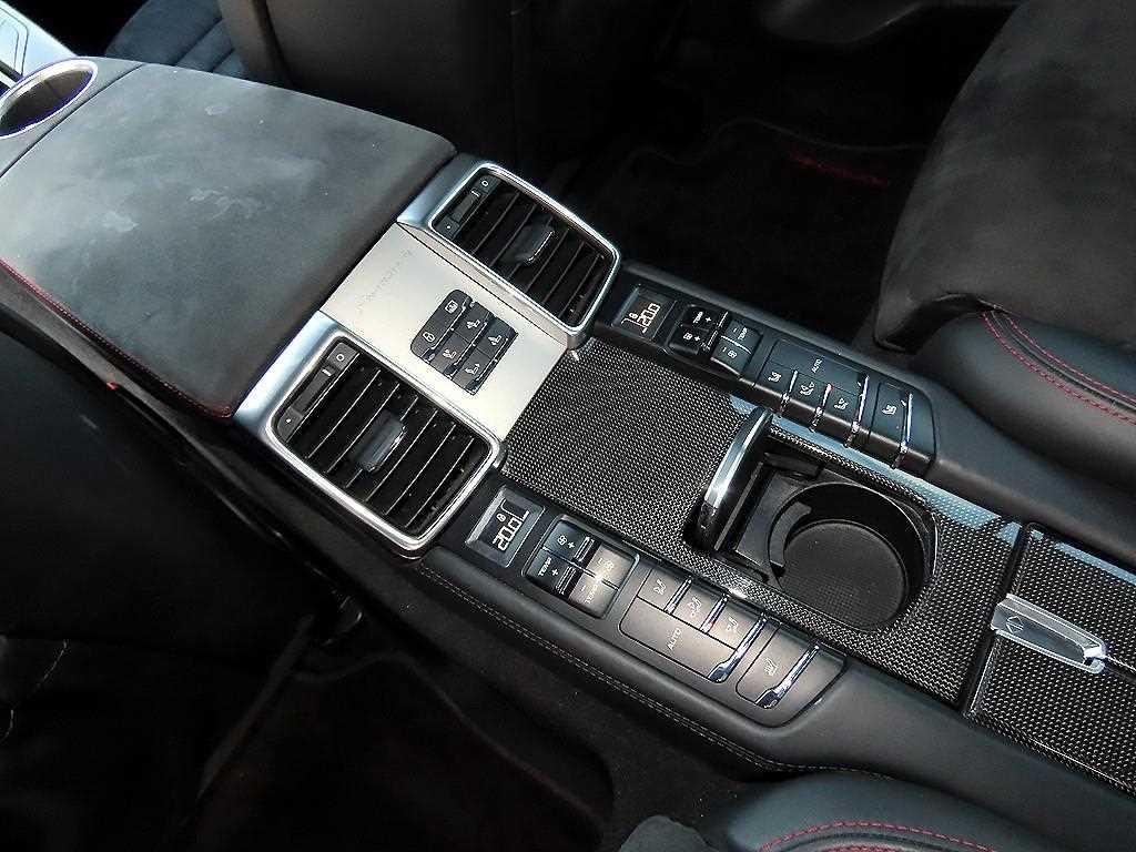 포르쉐 파나메라 4.8 GTS 이미지 15