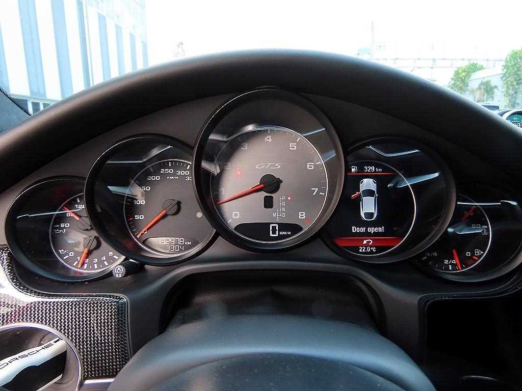 포르쉐 파나메라 4.8 GTS 이미지 9