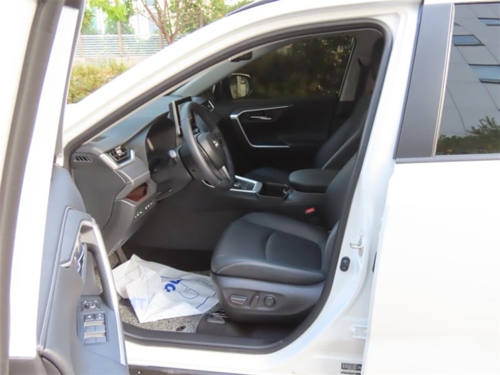 토요타 라브4 RAV4(5세대) 2.5 4WD 하이브리드 이미지 13