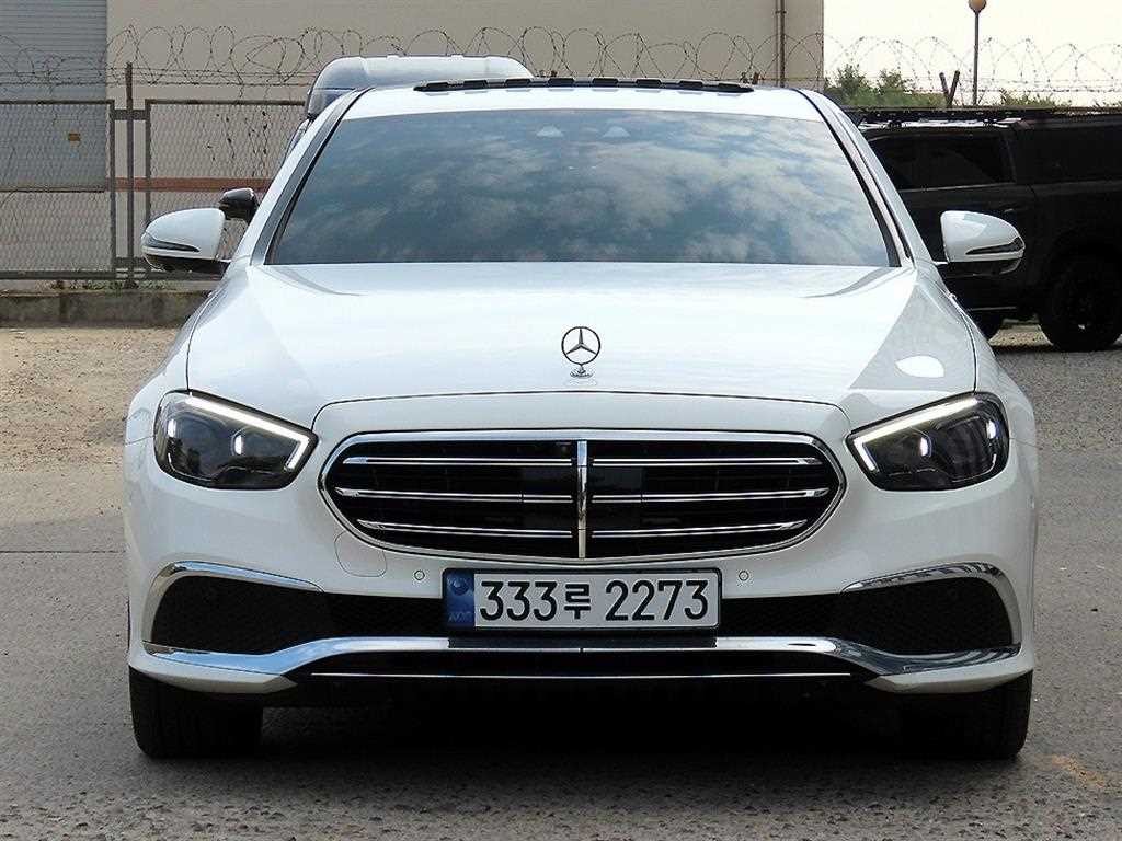 벤츠 E 클래스 E-클래스 W213 E300e 4MATIC 익스클루시브 이미지 1