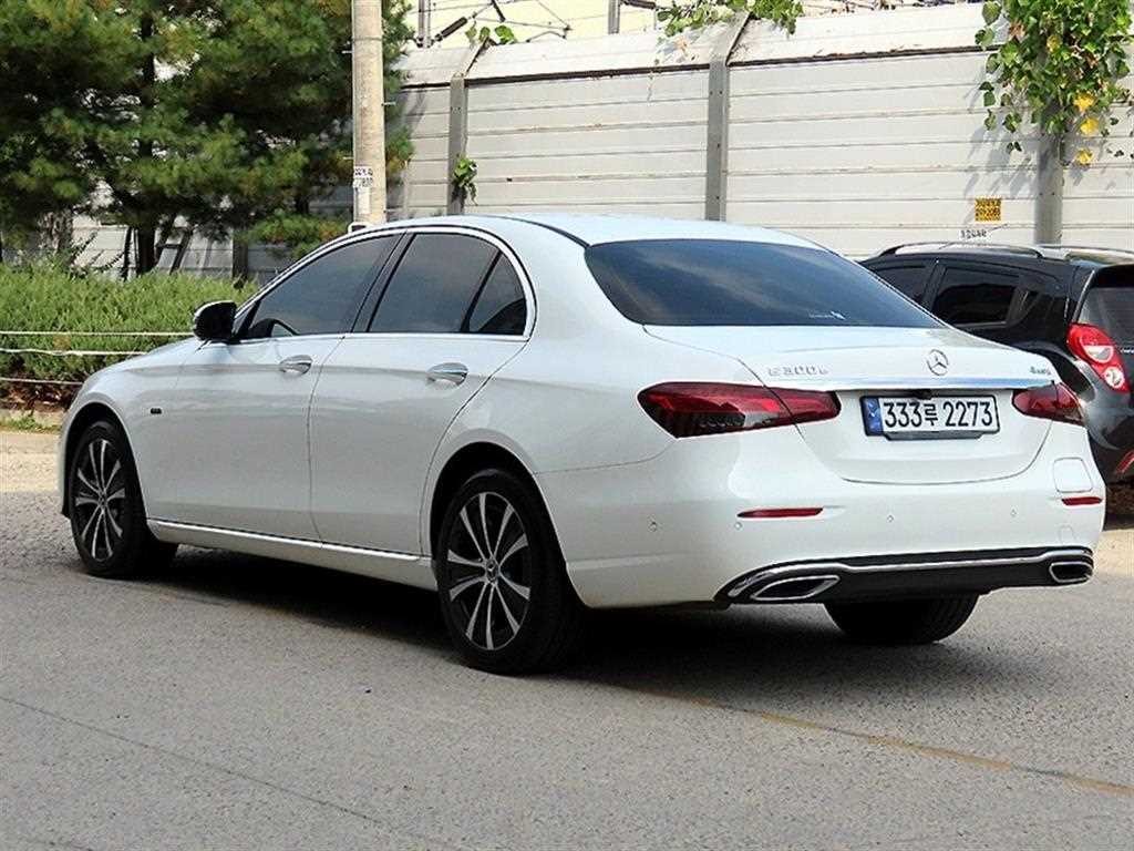 벤츠 E 클래스 E-클래스 W213 E300e 4MATIC 익스클루시브 이미지 3