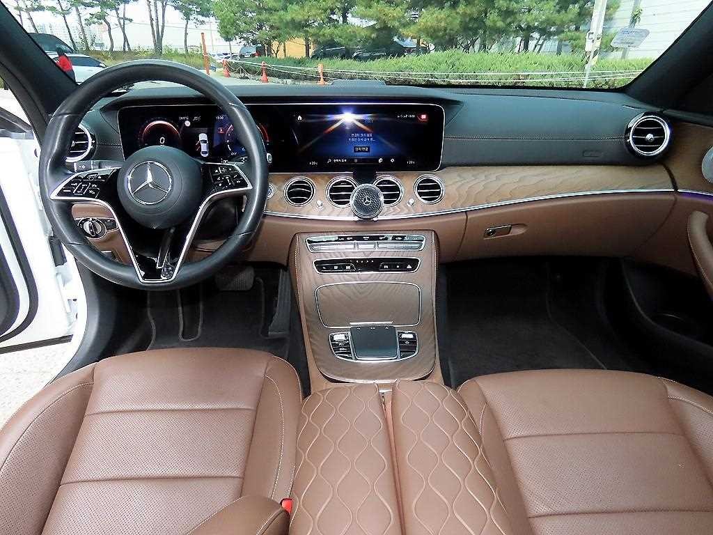 벤츠 E 클래스 E-클래스 W213 E300e 4MATIC 익스클루시브 이미지 7