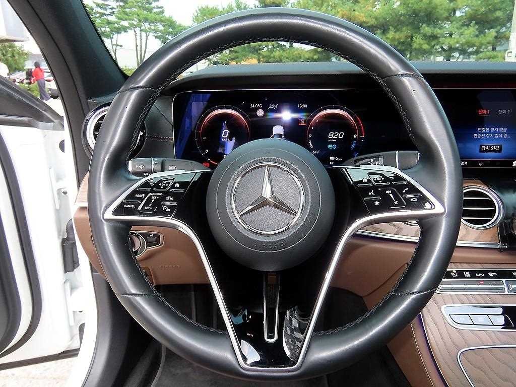 벤츠 E 클래스 E-클래스 W213 E300e 4MATIC 익스클루시브 이미지 8
