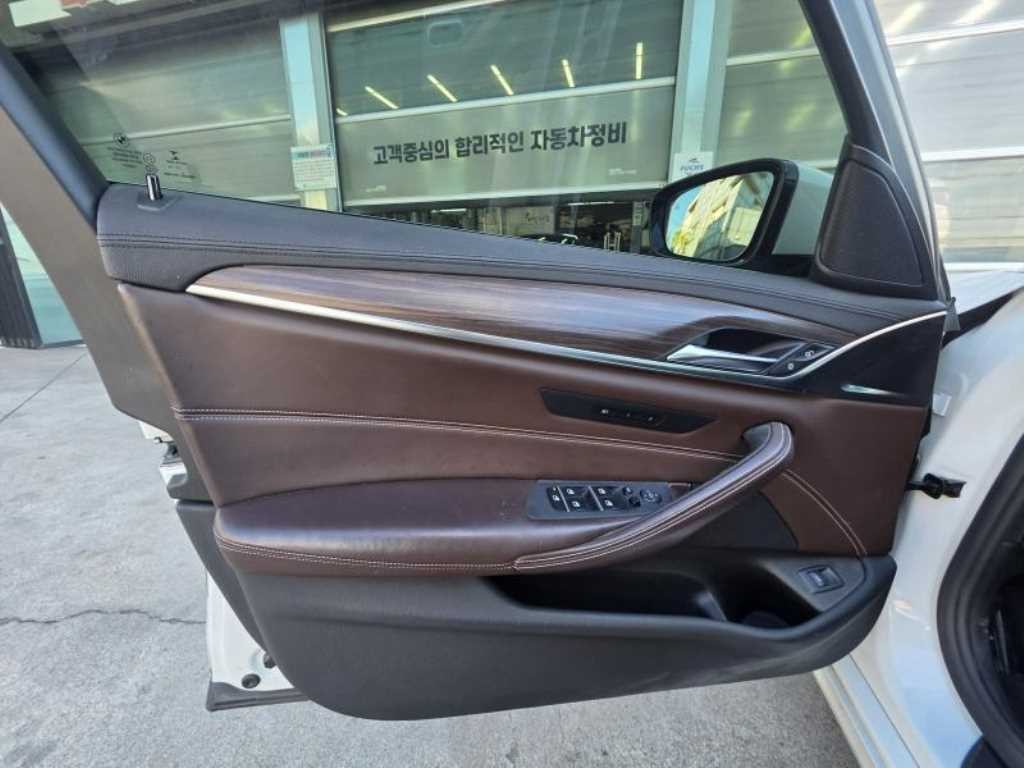 BMW 5시리즈 5시리즈 (G30) 520d xDrive 럭셔리 플러스 이미지 4