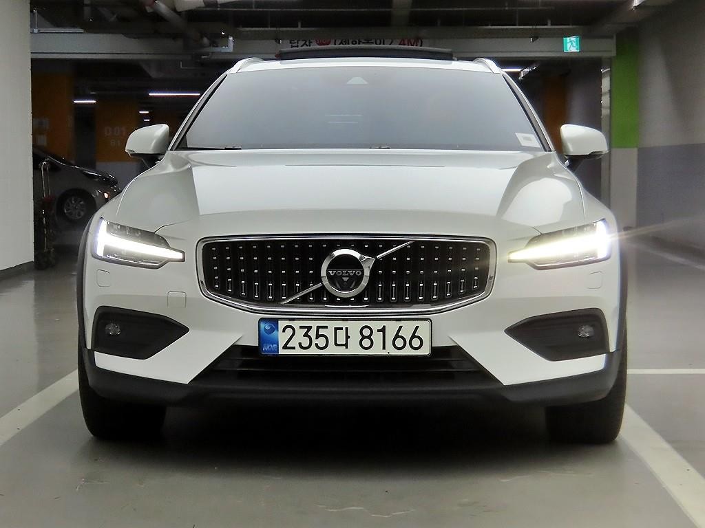 볼보 V60 V60 크로스 컨트리 2세대 2.0 B5 프로 AWD 이미지 1