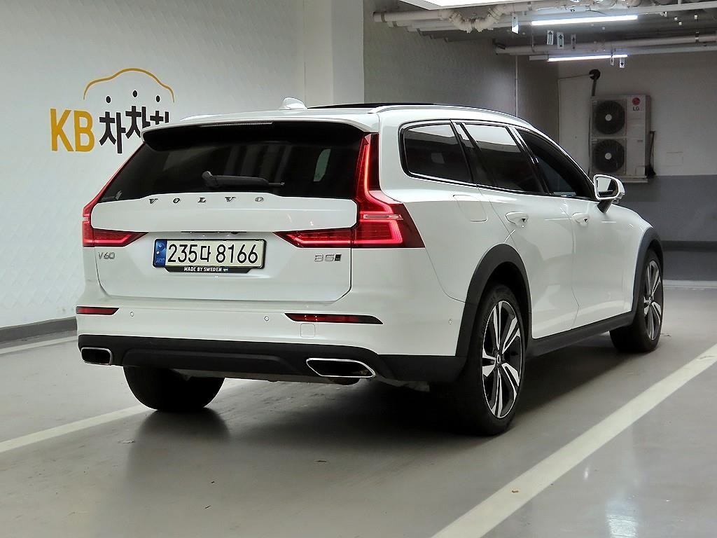 볼보 V60 V60 크로스 컨트리 2세대 2.0 B5 프로 AWD 이미지 4