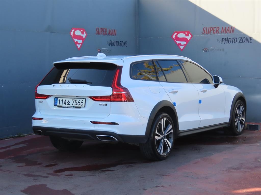 볼보 V60 V60 크로스 컨트리 2세대 2.0 B5 프로 AWD 이미지 3