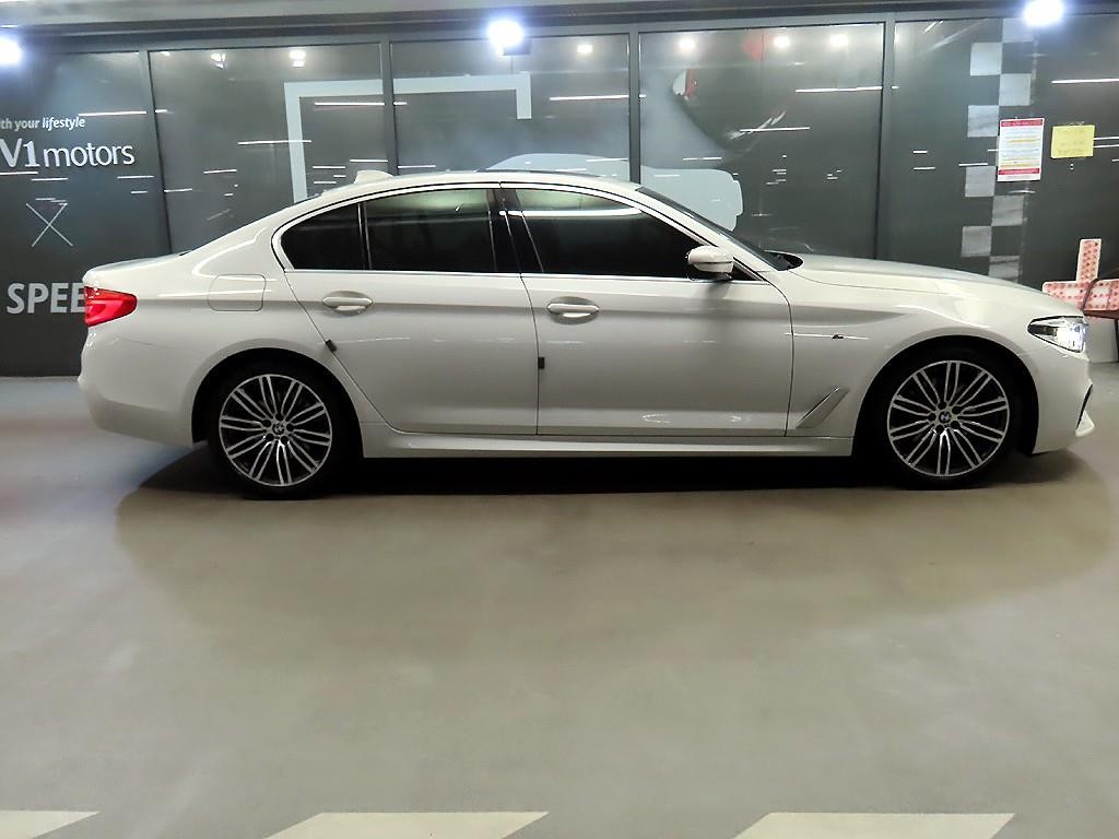 BMW 5시리즈 5시리즈 (G30) 520d xDrive M 스포츠 플러스 이미지 3