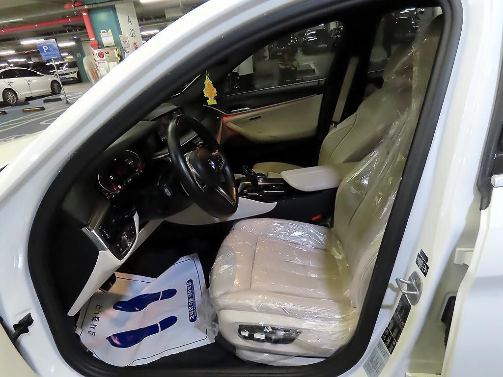 BMW 5시리즈 5시리즈 (G30) 520d xDrive M 스포츠 플러스 이미지 6