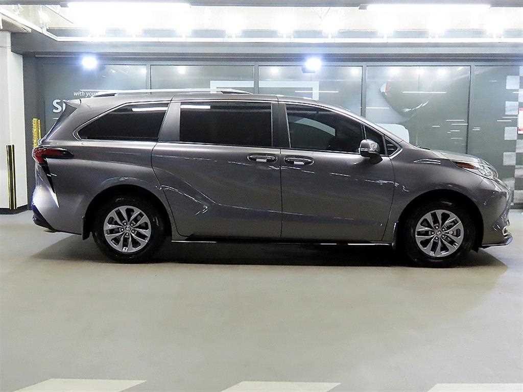 토요타 시에나 2.5 AWD 하이브리드 이미지 3
