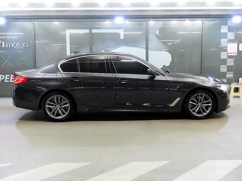 BMW 5시리즈 5시리즈 (G30) 520d xDrive M 스포츠 플러스 이미지 3