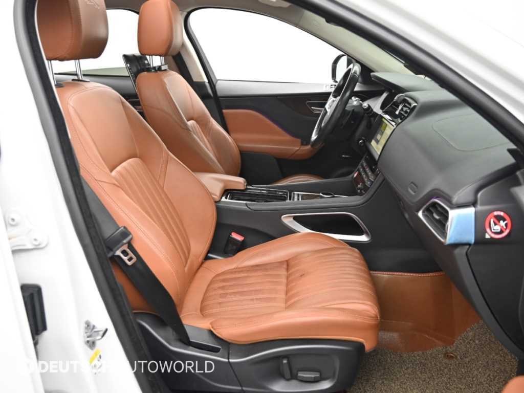 재규어 F-PACE 20d 포트폴리오 이미지 10