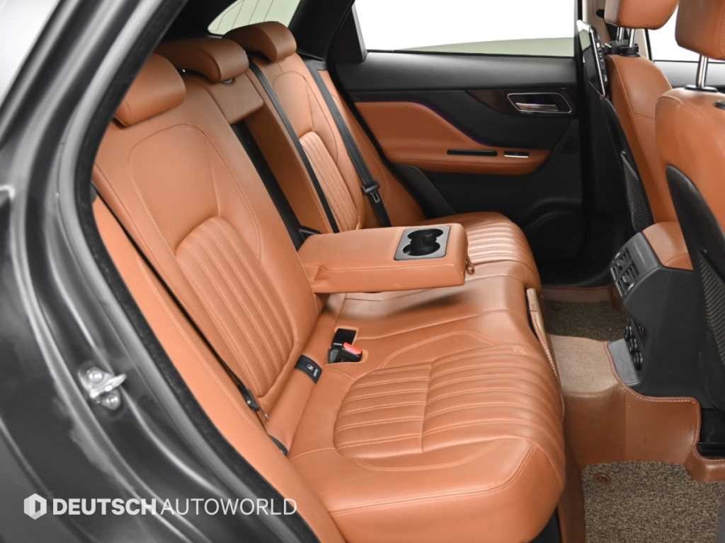 재규어 F-PACE 20d 포트폴리오 이미지 12