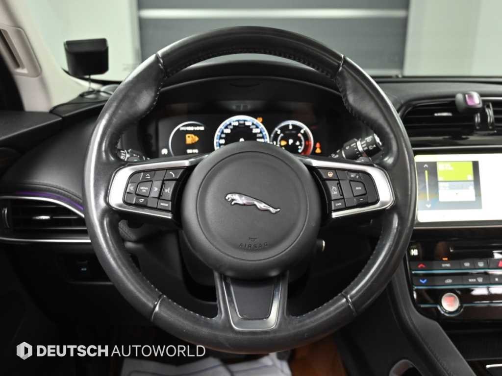 재규어 F-PACE 20d 포트폴리오 이미지 13