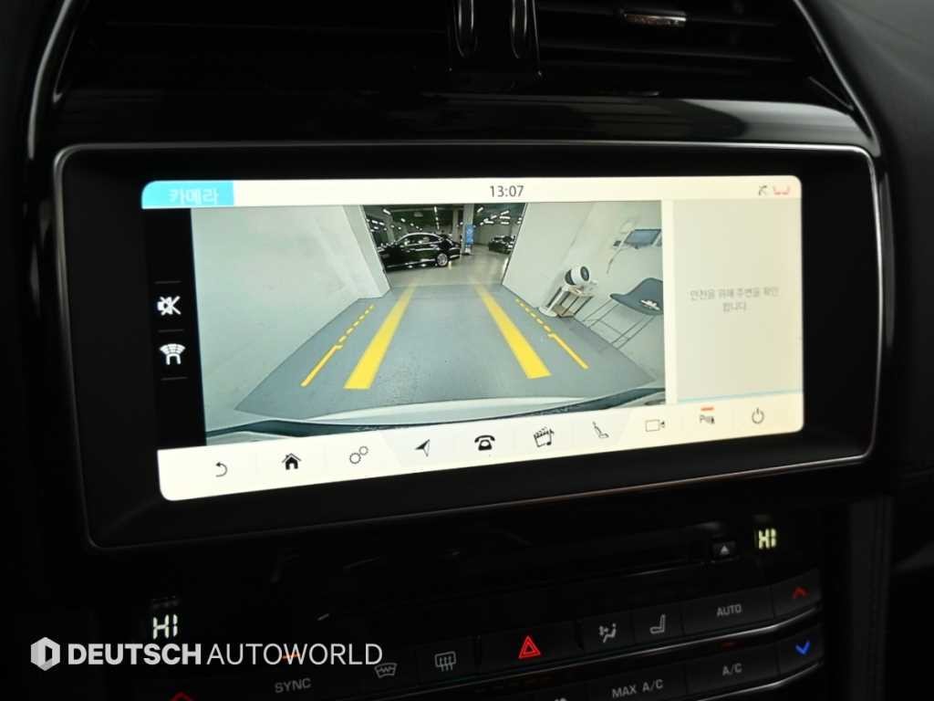 재규어 F-PACE 20d 포트폴리오 이미지 15