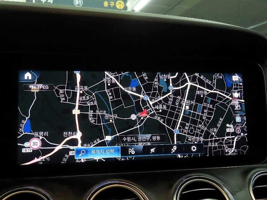 벤츠 E 클래스 E-클래스 W213 E220d 4MATIC AMG라인 이미지 13