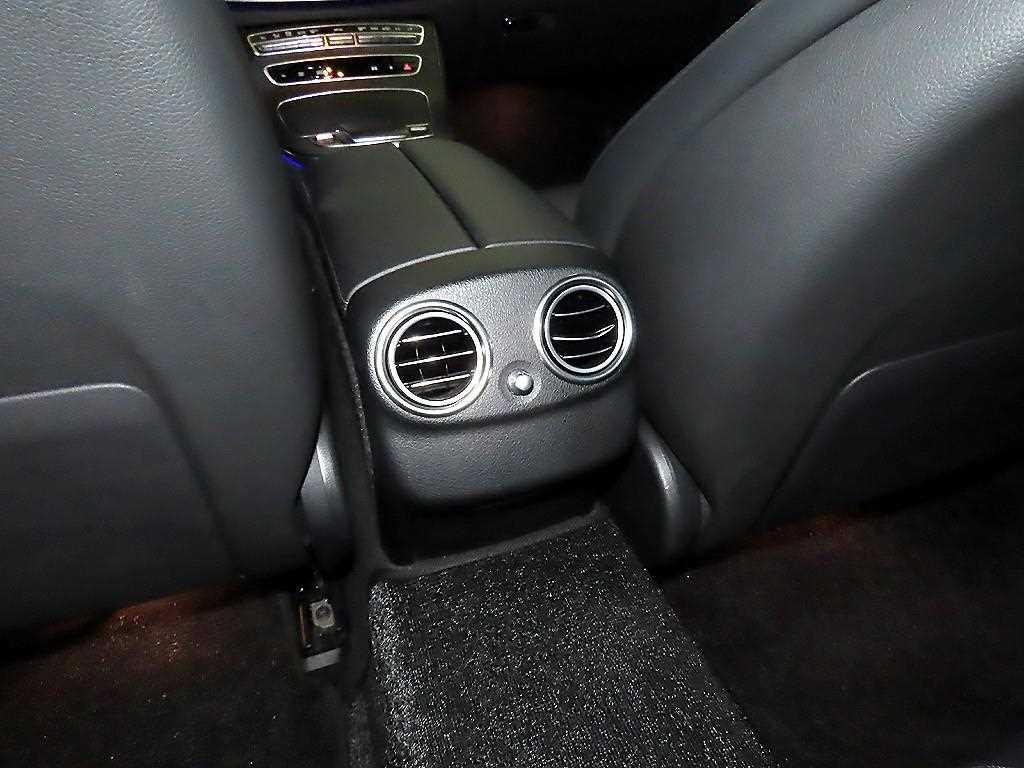 벤츠 E 클래스 E-클래스 W213 E220d 4MATIC AMG라인 이미지 15