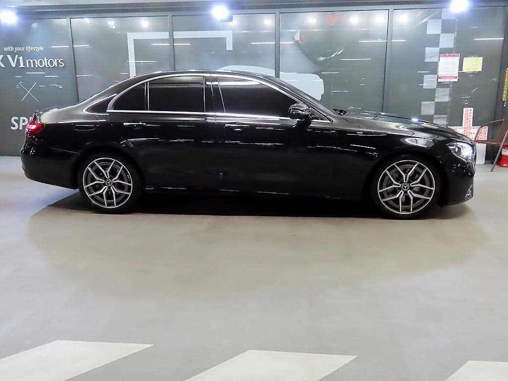벤츠 E 클래스 E-클래스 W213 E220d 4MATIC AMG라인 이미지 3