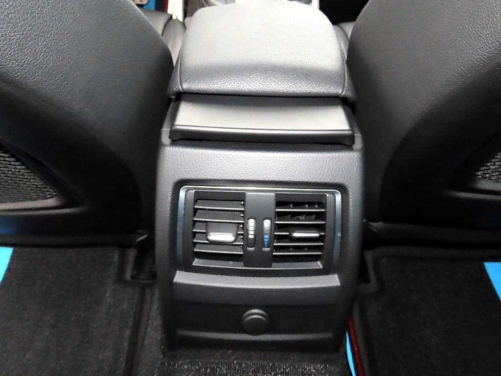 BMW 3시리즈 3시리즈 (F30) 320d M 스포츠 쉐도우 이미지 17
