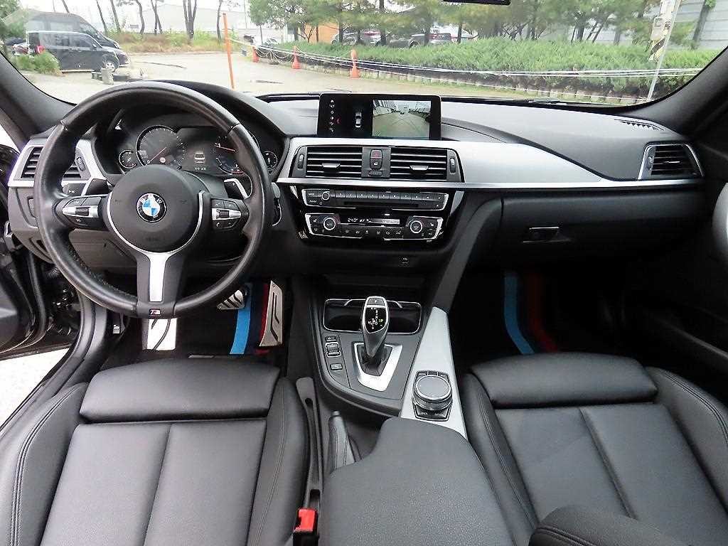 BMW 3시리즈 3시리즈 (F30) 320d M 스포츠 쉐도우 이미지 7