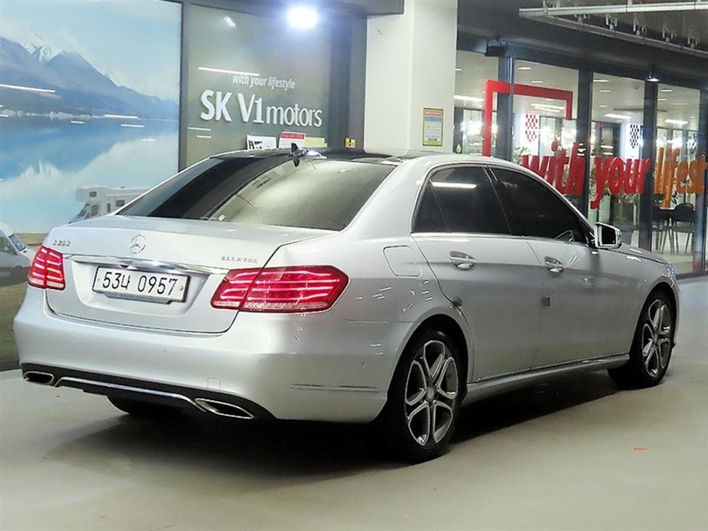 벤츠 E 클래스 E-클래스 W212 E250 블루텍 4MATIC 아방가르드 이미지 4