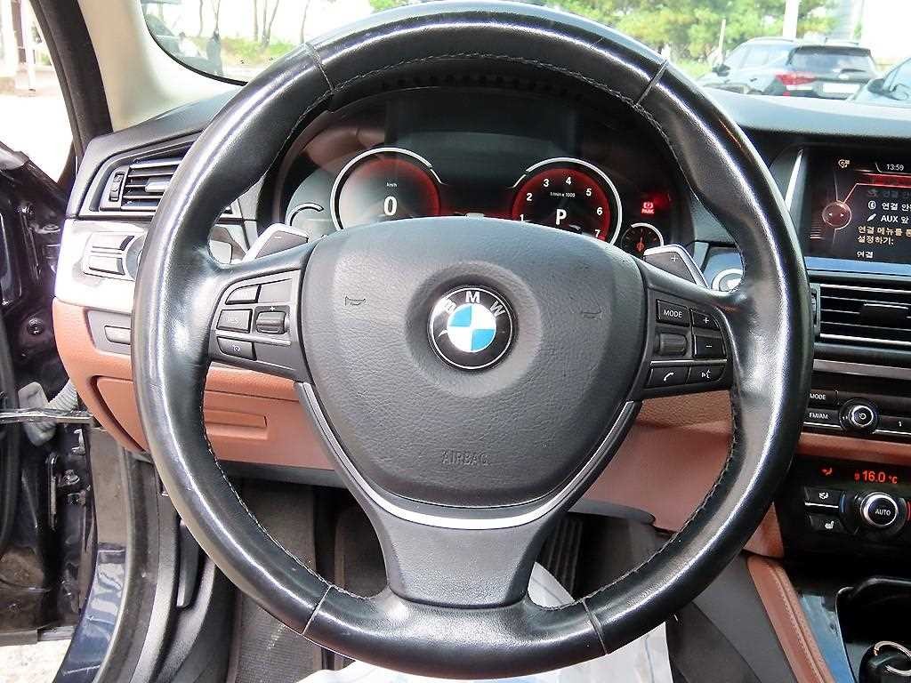 BMW 5시리즈 5시리즈 (F10) 528i xDrive M 에어로 다이나믹 이미지 8