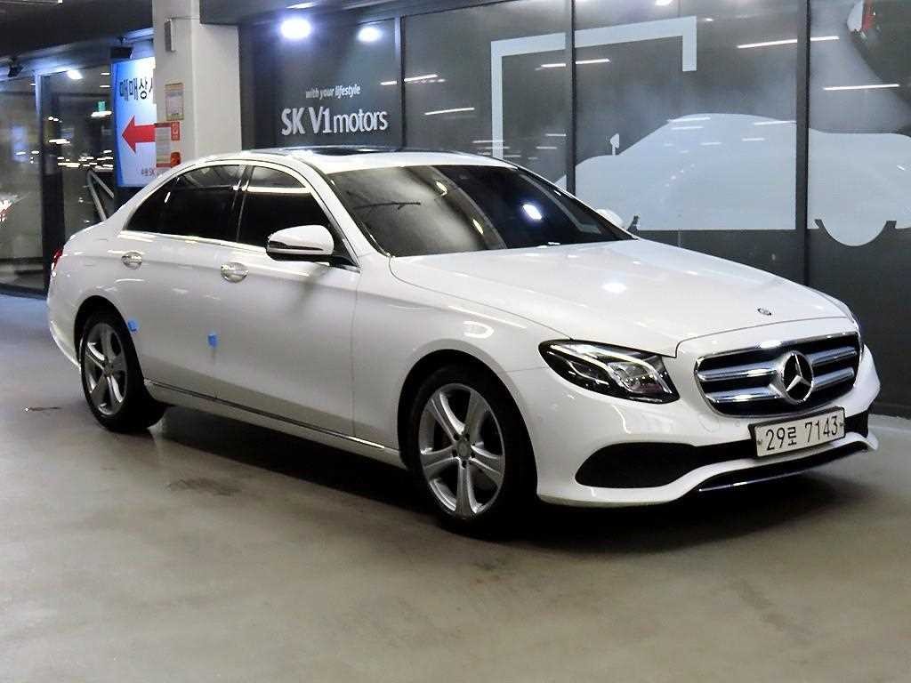 벤츠 E 클래스 E-클래스 W213 E220d 4MATIC 익스클루시브 이미지 1