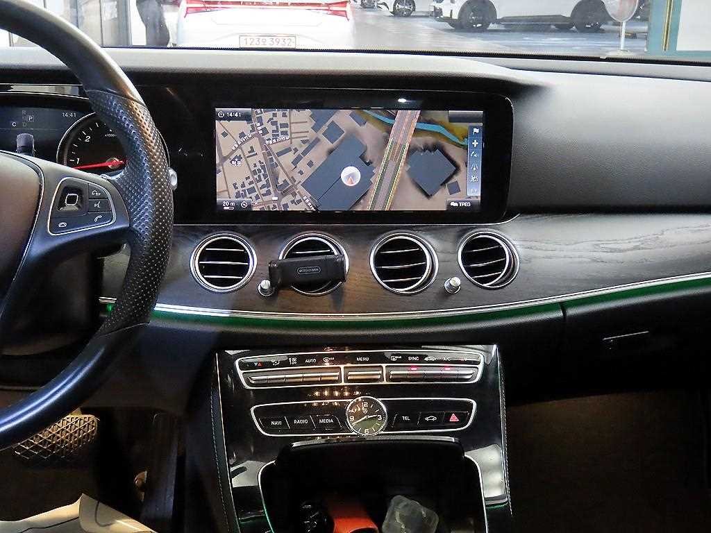 벤츠 E 클래스 E-클래스 W213 E220d 4MATIC 익스클루시브 이미지 11