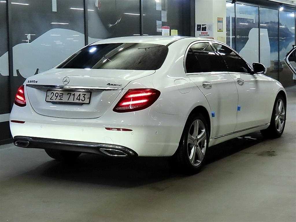 벤츠 E 클래스 E-클래스 W213 E220d 4MATIC 익스클루시브 이미지 4
